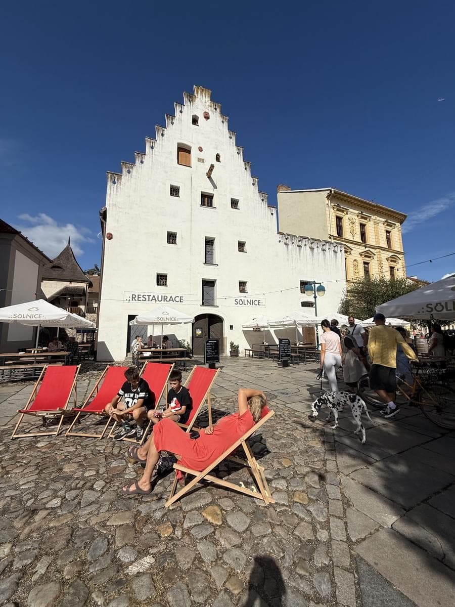 Červená lehátka na náměstí