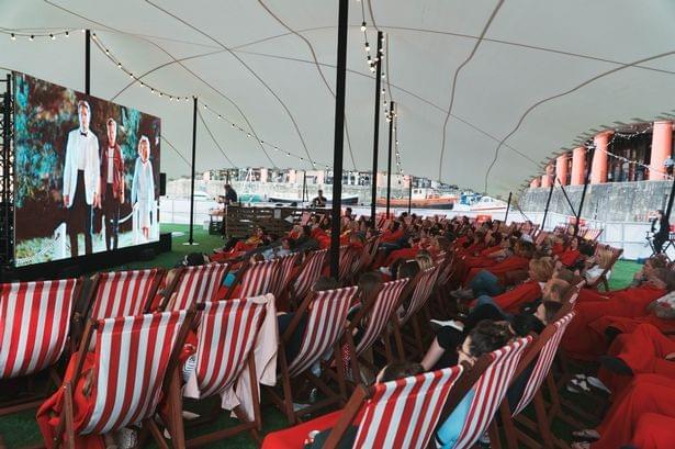 Letní kino lehátka